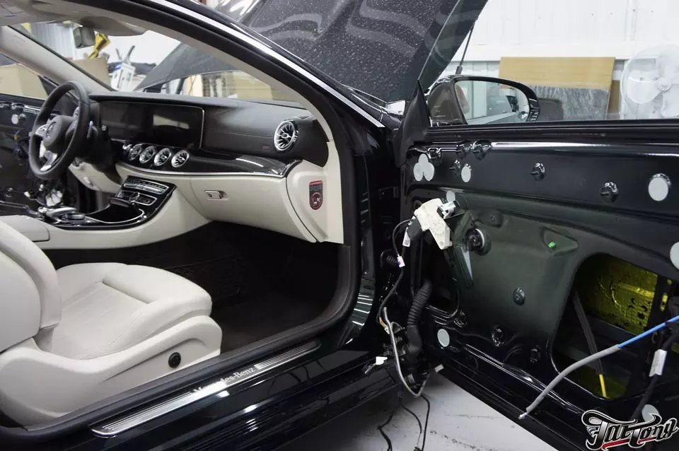 Mercedes E400 coupe. Полная замена акустической системы с оформлением багажника!